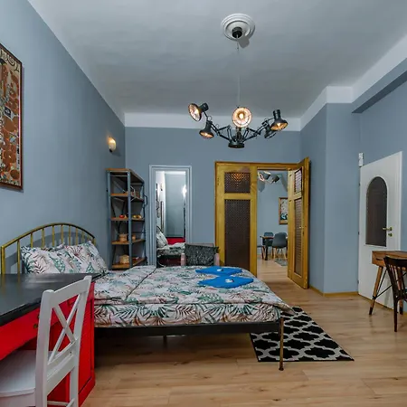 Center, 3bdr, Heart Of The City, Free Secured Parking Apartment