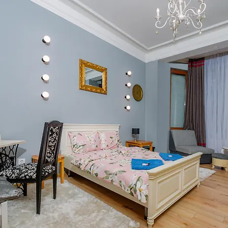 Center, 3bdr, Heart Of The City, Free Secured Parking Apartment *