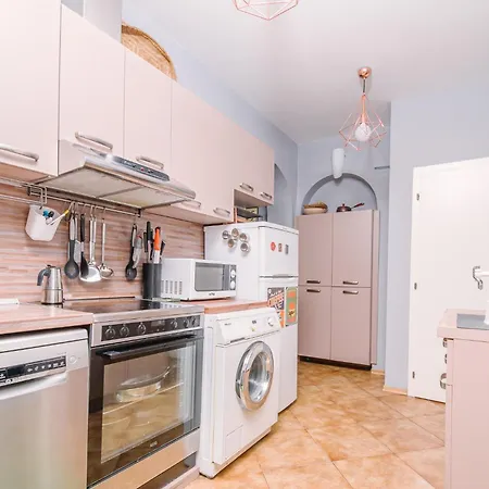 Center, 3bdr, Heart Of The City, Free Secured Parking Apartment *
