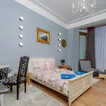 Center, 3bdr, Heart Of The City, Free Secured Parking Apartment *
