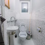 Center, 3bdr, Heart Of The City, Free Secured Parking *