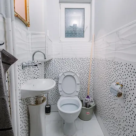 Center, 3bdr, Heart Of The City, Free Secured Parking *